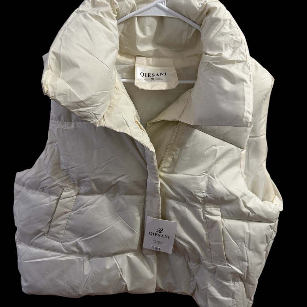 Cream puffer vest perfect for spring! Size XXL! Brand new! Never been worn!